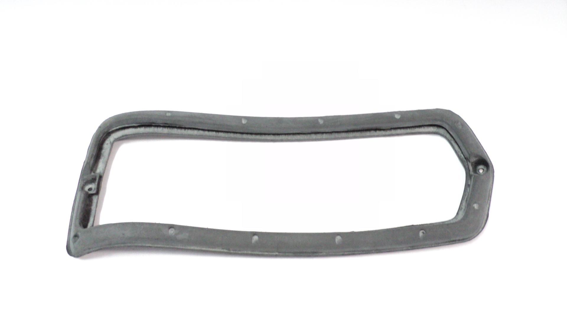 USZCZELKA LAMPY TYL LEWA MERCEDES W108 W109