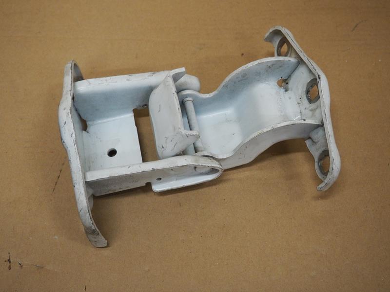 ZAWIAS DRZWI TYLNYCH TYŁ TRAFIC VIVARO 527428A Producent części Renault OE