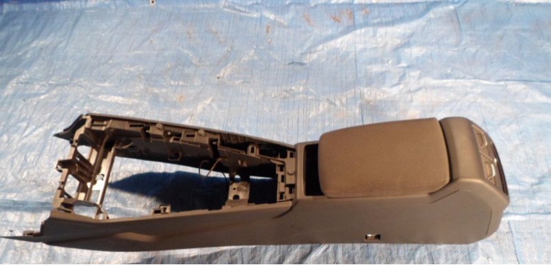 AUDI A4 B9 8W туннель центральный подлокотник черный