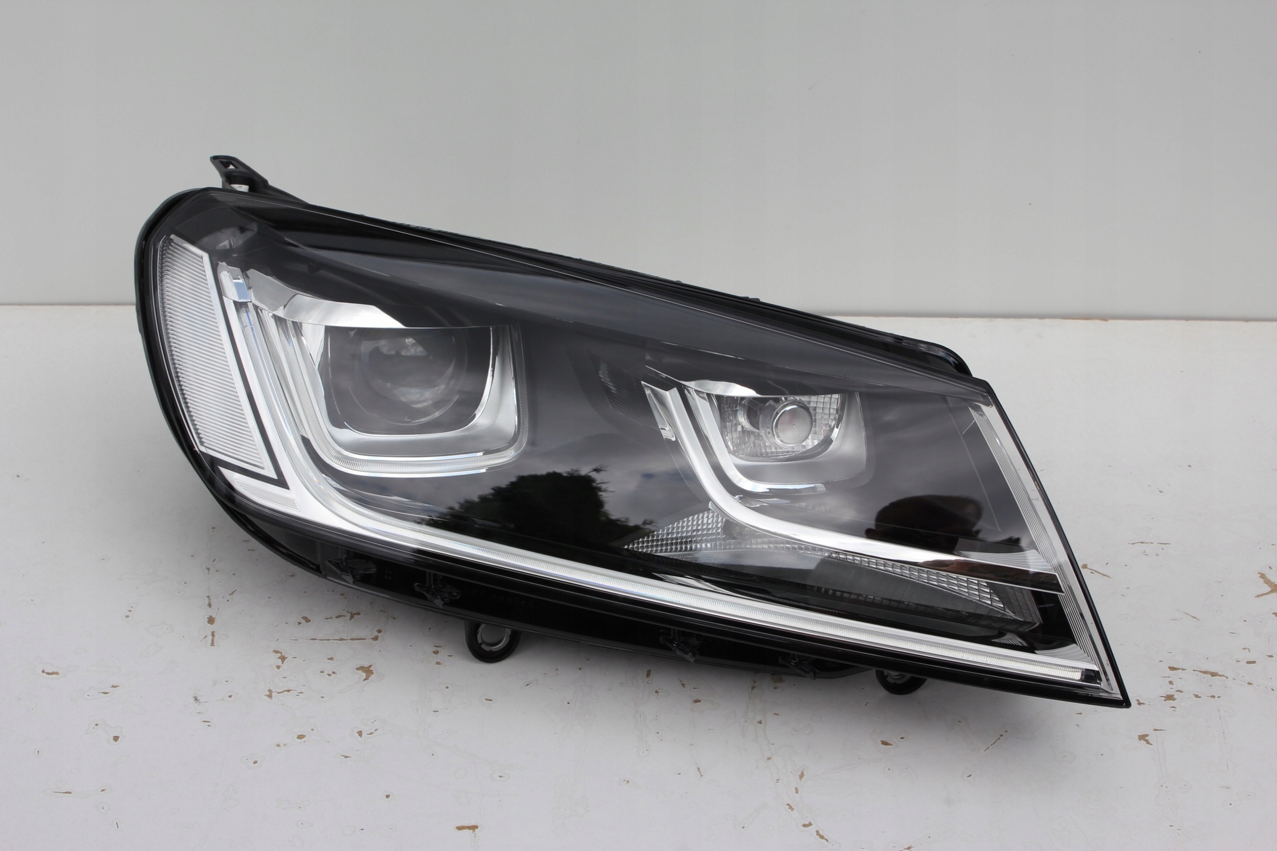 Reflektor Lampa Vw Touareg II Lift 7P1941033A/034A Informacje dodatkowe żarówki w zestawie