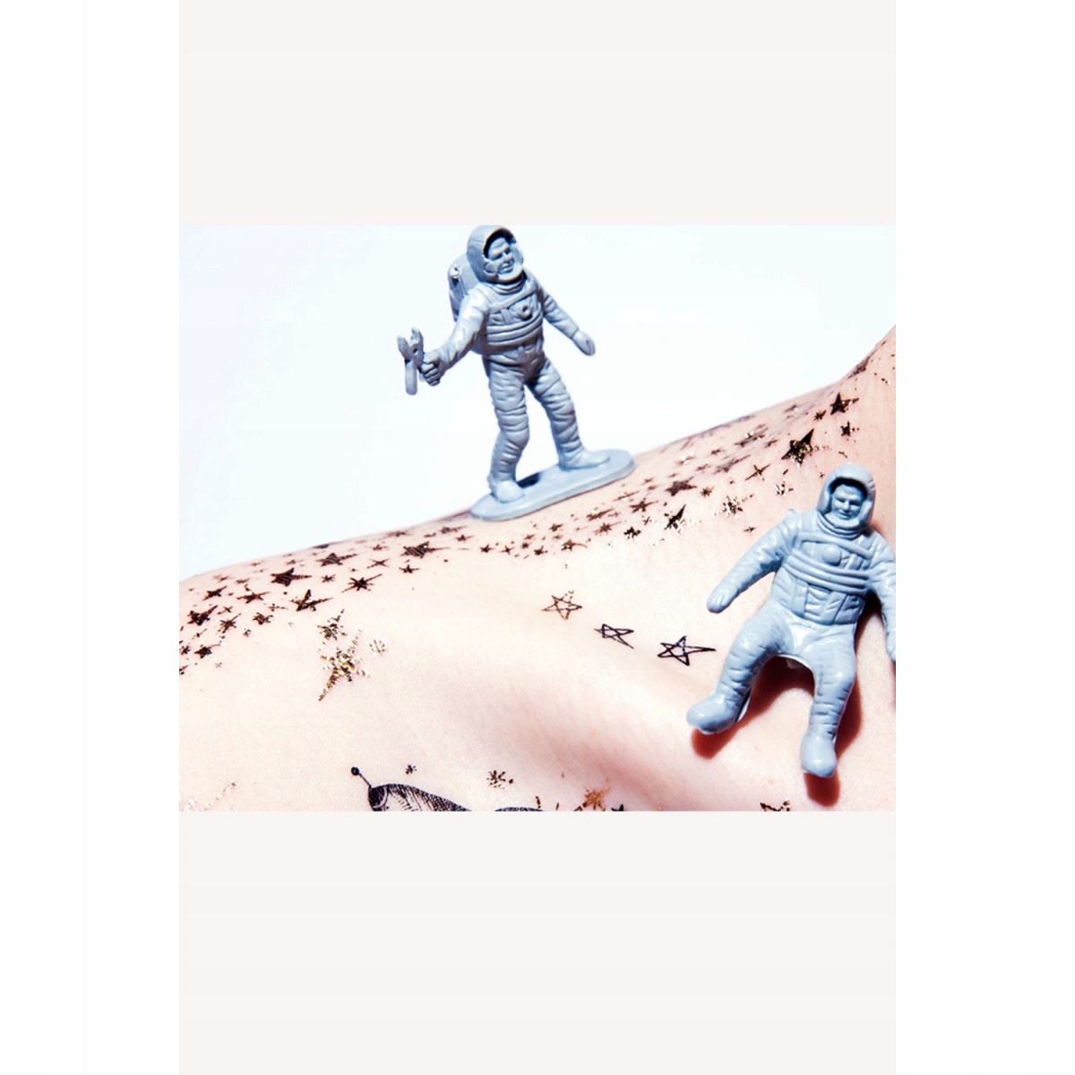 Tatuaż z motywem galaktyki naklejany Paperself