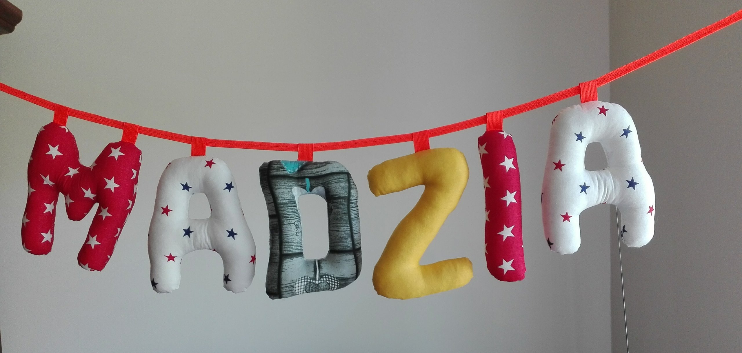 GIRLANDA z literek bawełnianych mix kolorów Bohater brak