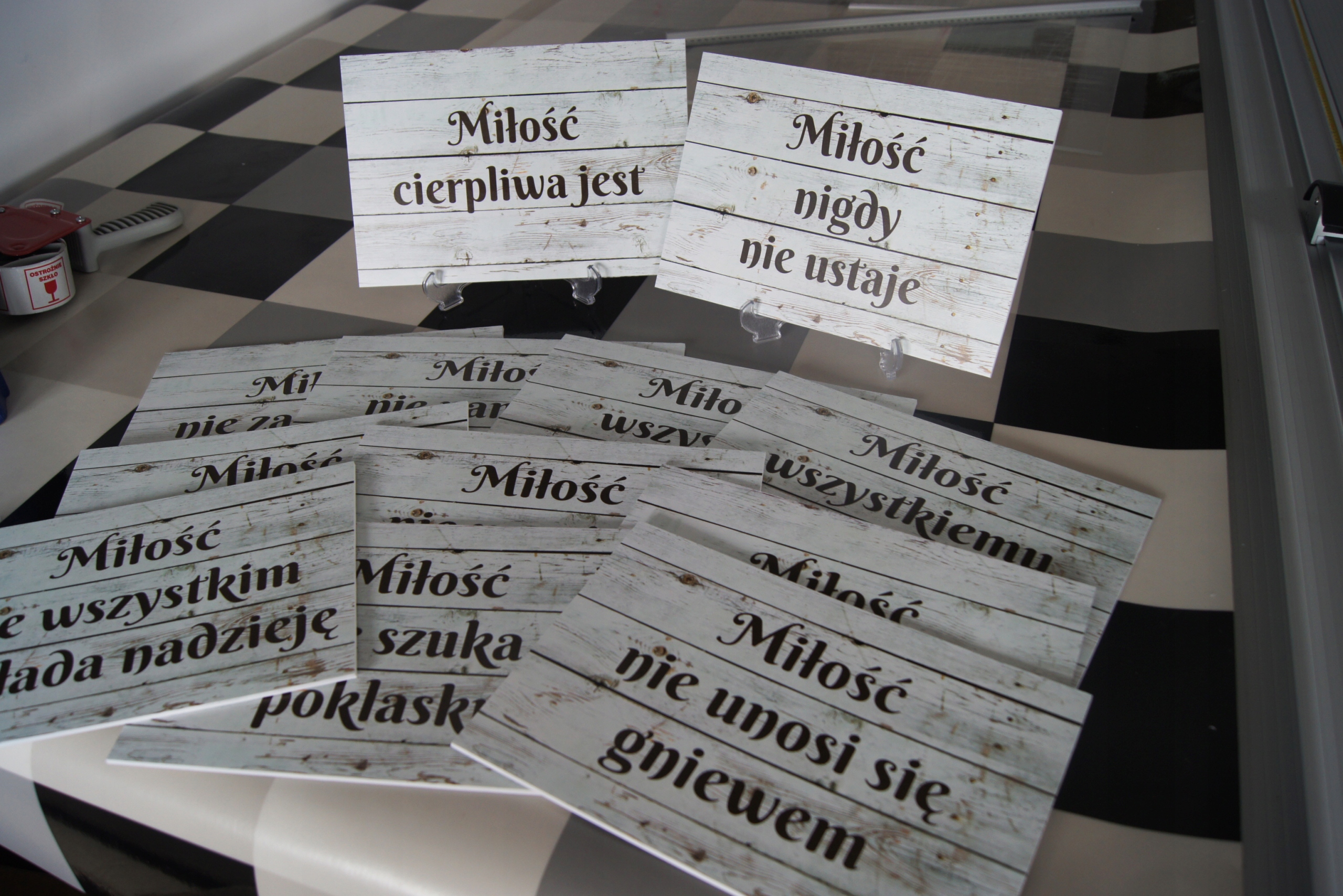 ZESTAW 12 TABLICZEK HYMN O MIŁOŚCI ŚLUB jasne Rodzaj tabliczka dekoracyjna