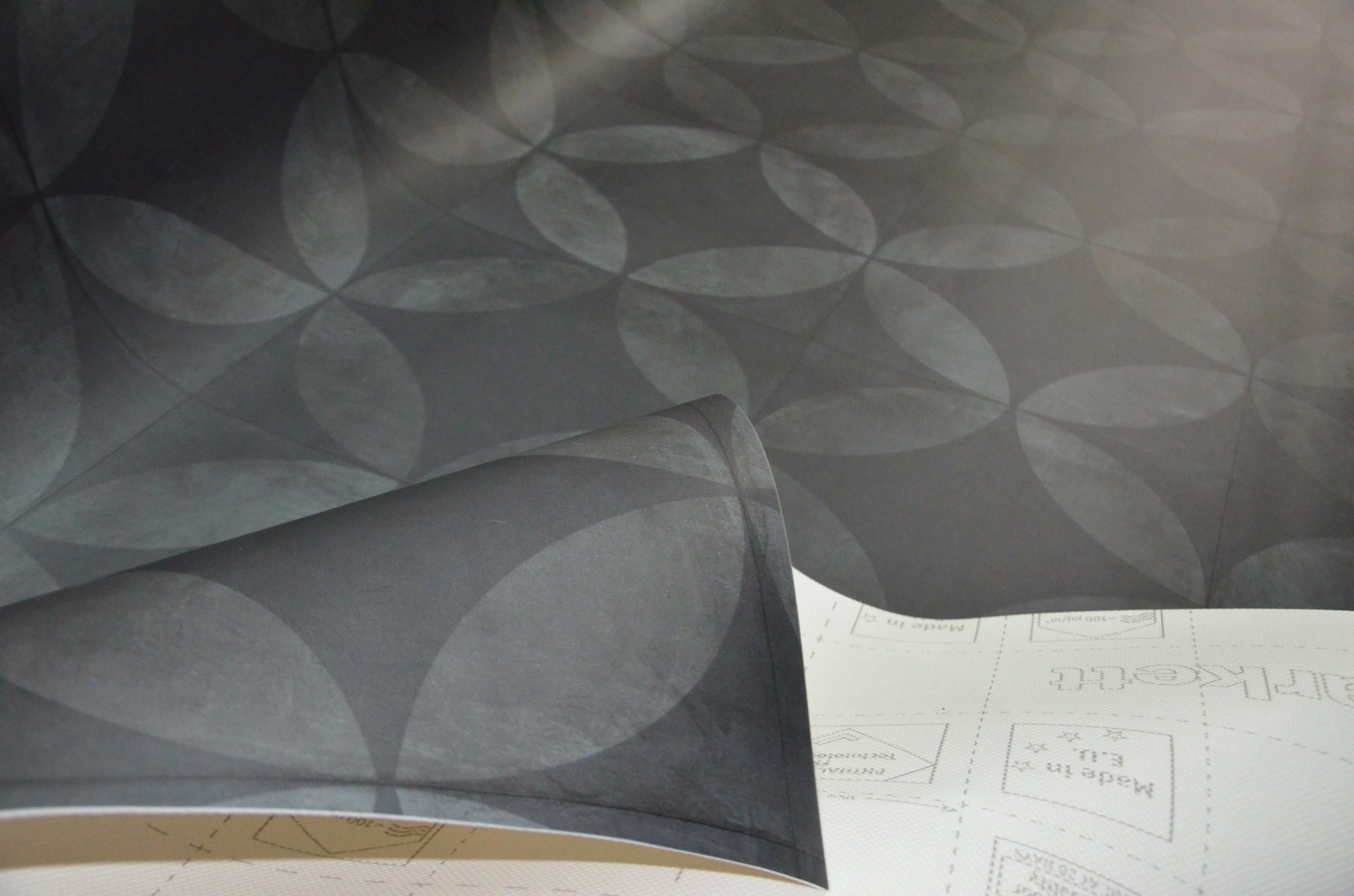 Wykładzina PCV Tile Flower antracyt płytka retro Marka Tarkett