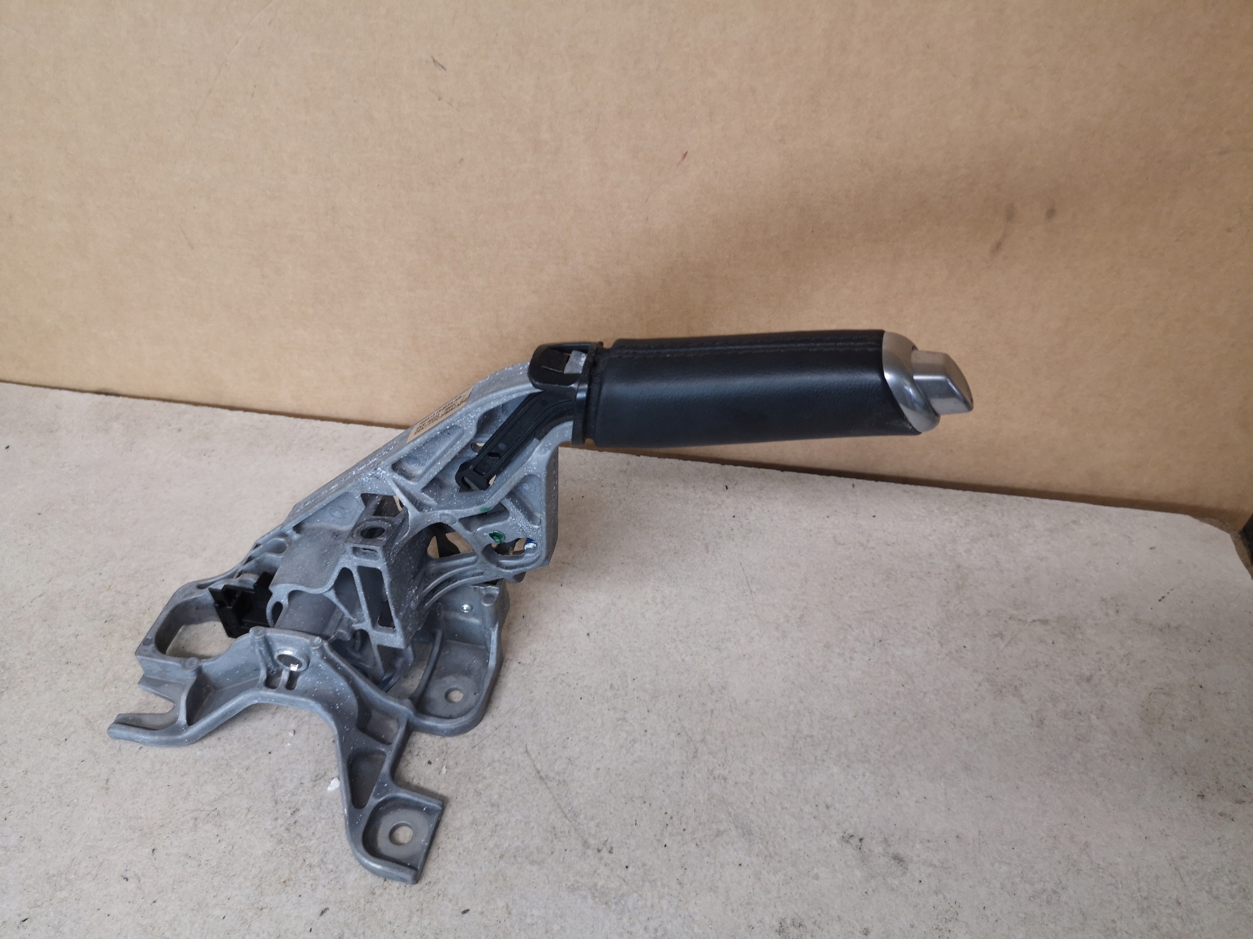 F1FC2780AC3ZHE - FORD FOCUS MK3 LIFT РЫЧАГ РУЧНОГО ТОРМОЗА0