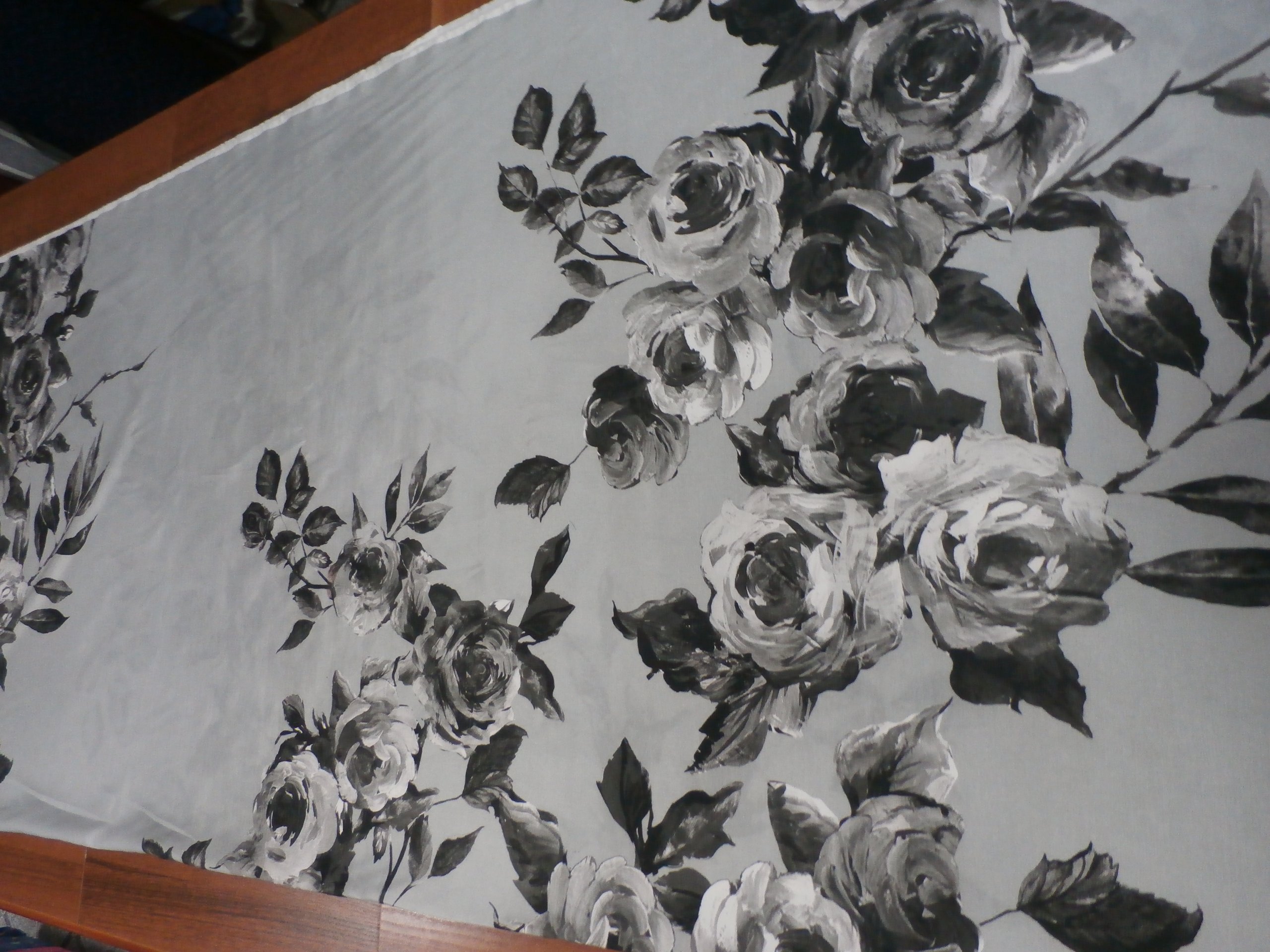 šedý hedvábný satén v růžích