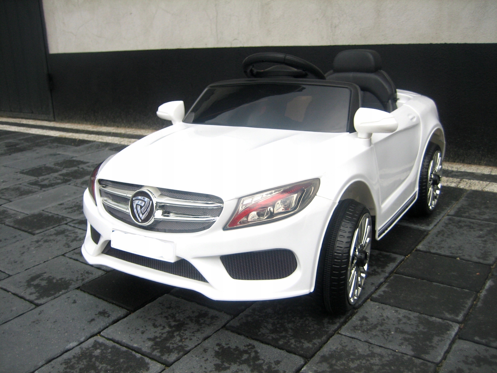 LIMUZYNA AUTO NA AKUMULATOR 3SILNIKI MP3 USB PILOT Kod producenta --