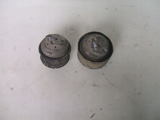 MERCEDES КЛК W209 ЛАПА ПОДУШКА ДВИГУНА 2032402017