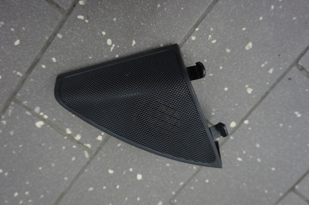 OSŁONA GŁOŚNIKA DRZWI PRAWA TRÓJKĄT MERCEDES W205