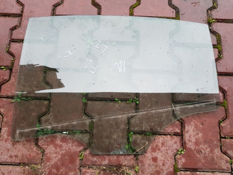 Szyba tyl tylna HB drzwi Opel Insignia 2014r