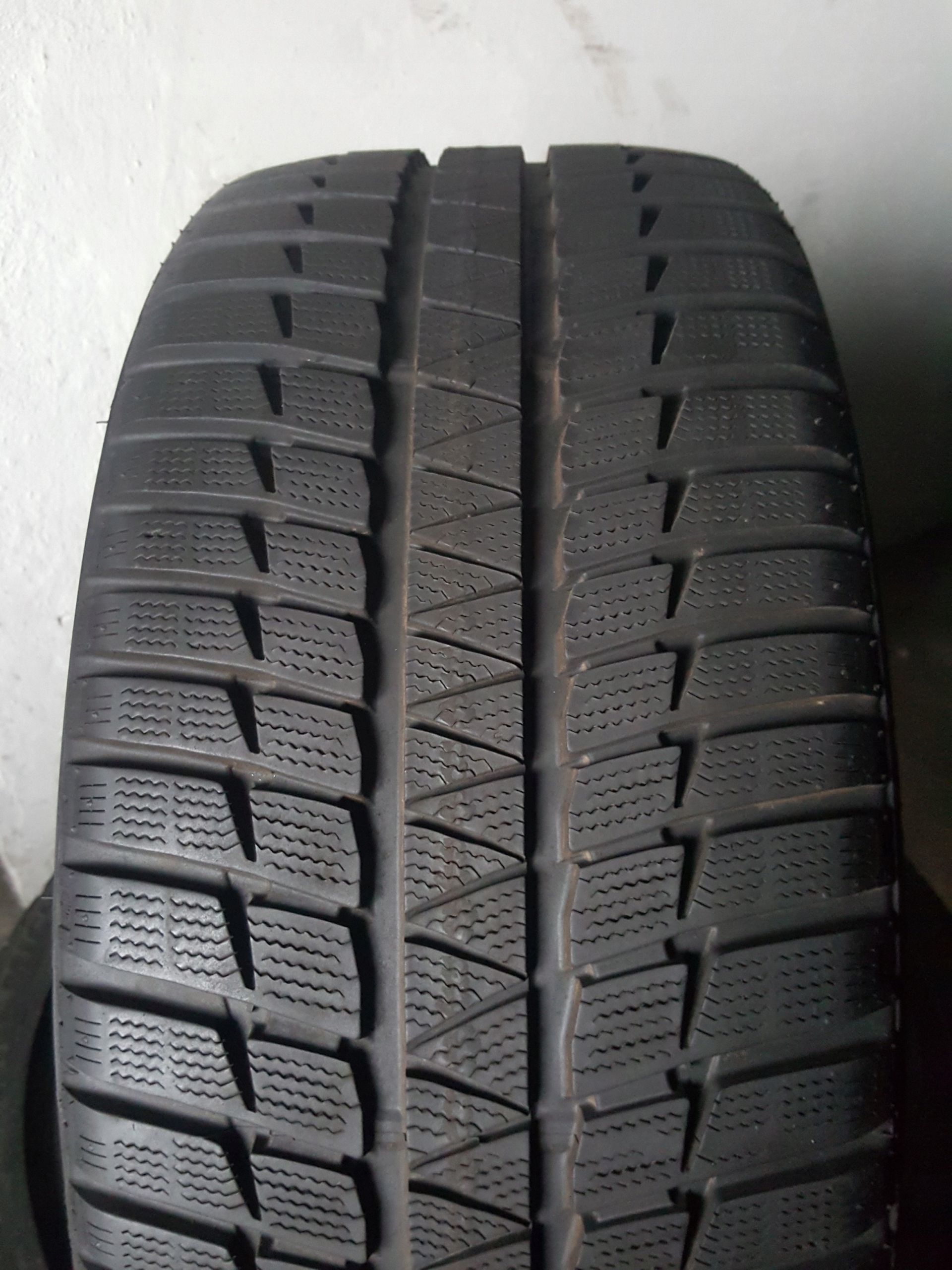 255/40/18 FALKEN HS449 EUROWINTER 8MM 2016r
