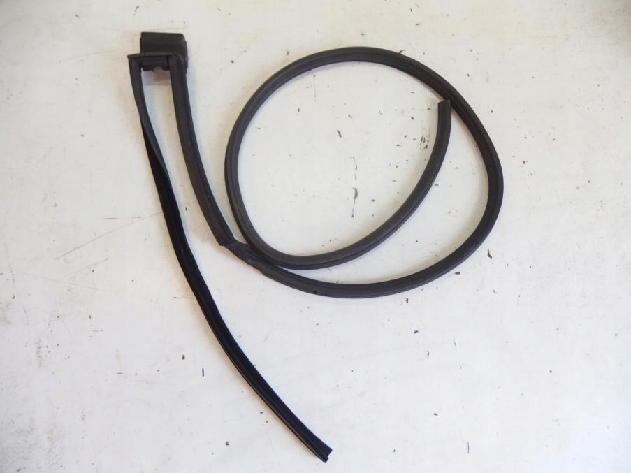 GOLF III IV CABRIO USZCZELKA DRZWI PRAWA 1E0847330 Numer katalogowy części 1E0847330