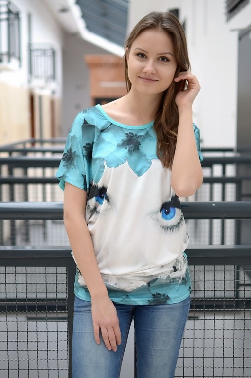 

Bluzka Z dużą Grafiką Avanti s-xl Kwestia_stylu