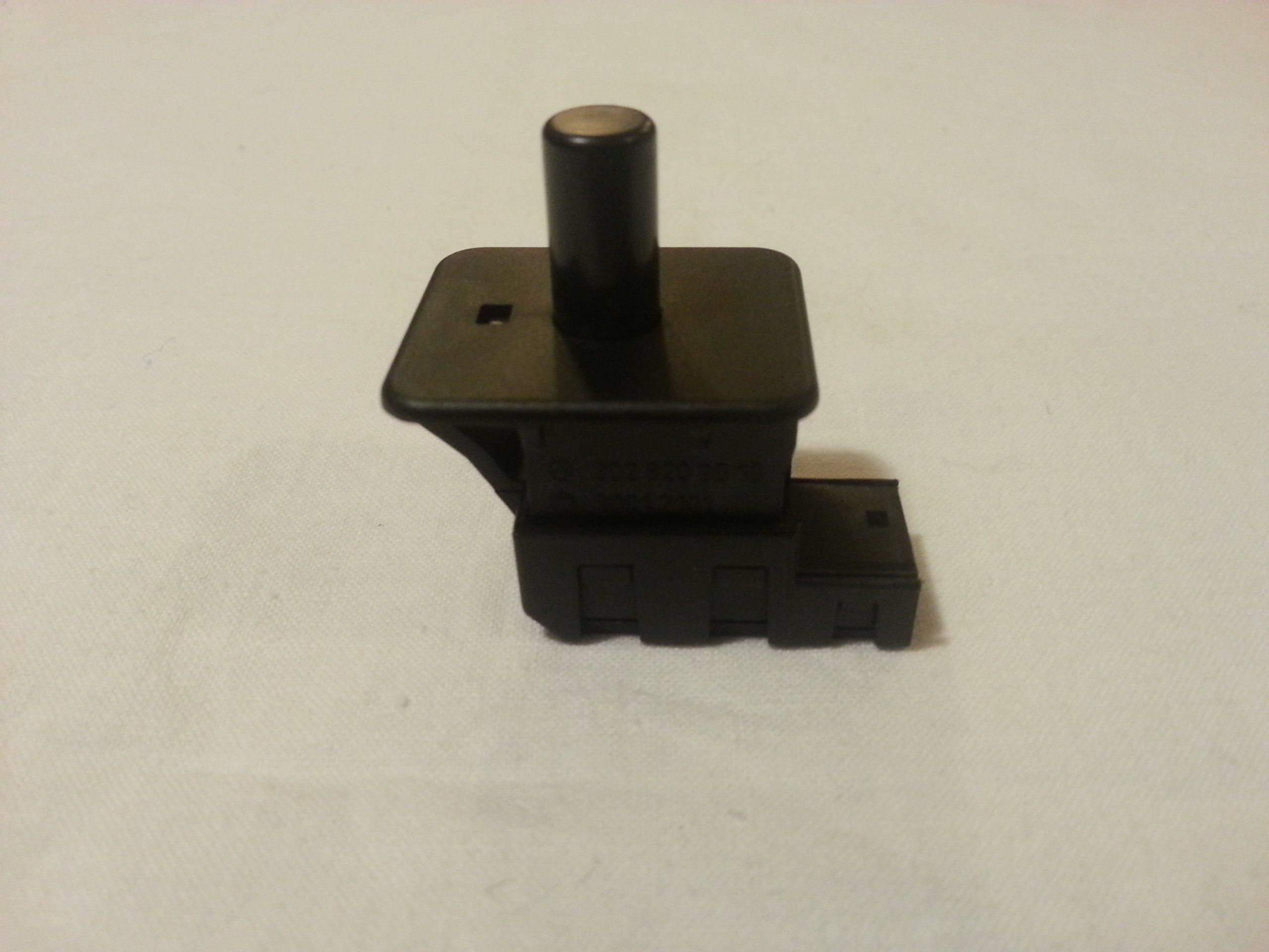 Mercedes дверной концевой выключатель 2028209010