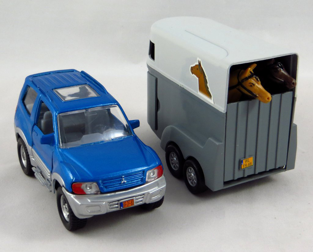 MITSUBISHI PAJERO METAL 1:32 + PRZYCZEPKA Z KOŃMI Kolor dominujący odcienie czerwieni