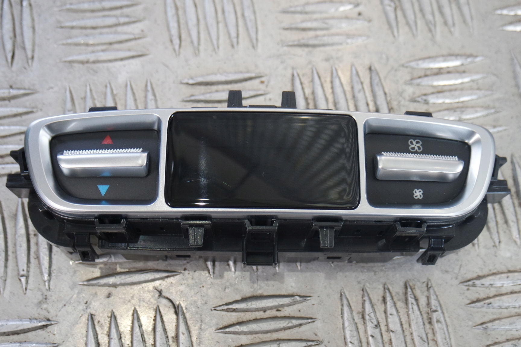 A2139054209 - Панель вентиляционного отверстия Мерседес В463 / 4 А2139054209