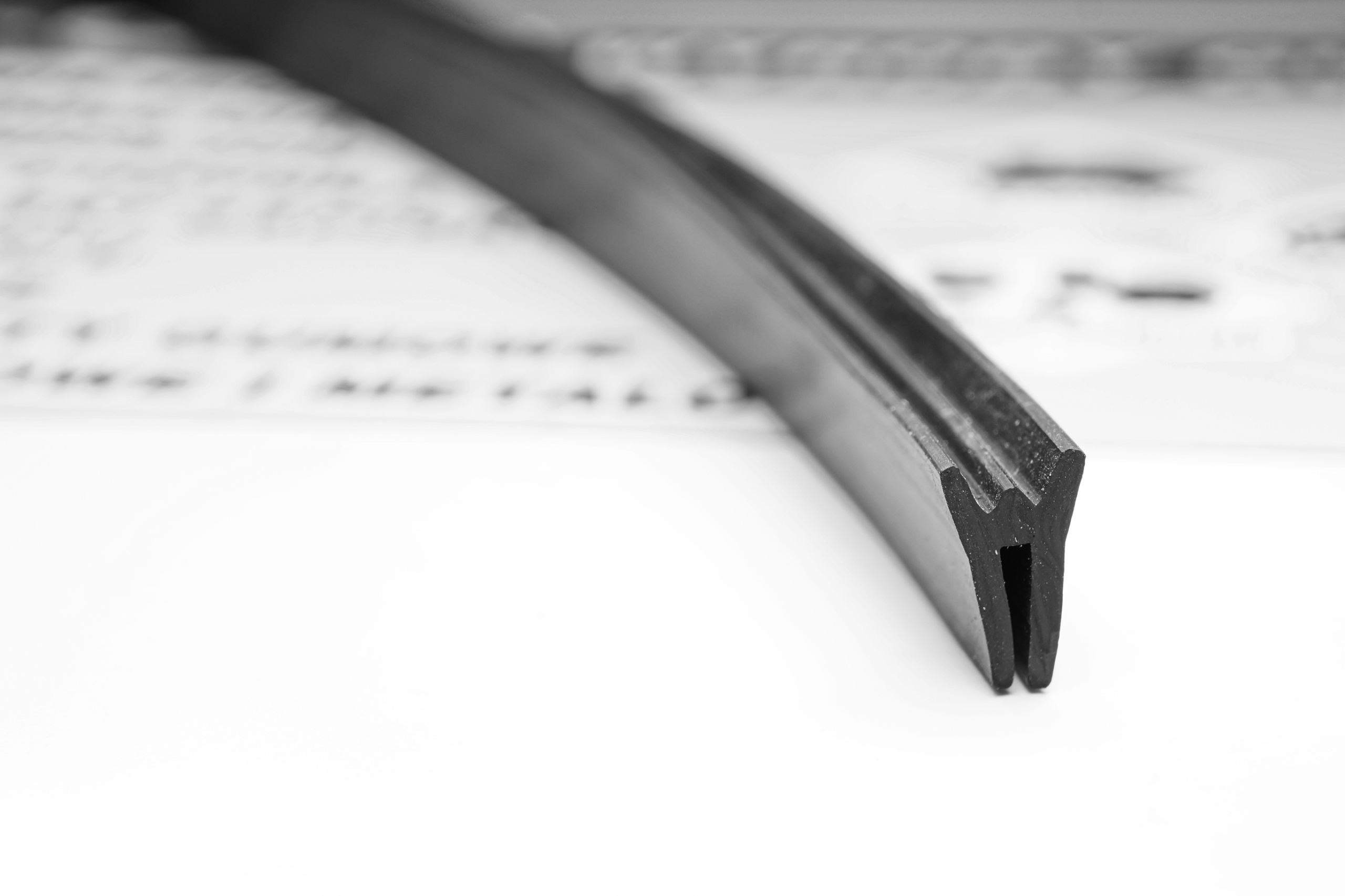 USZCZELKA GUMOWA NA RANT KRAWĘDŹ KRAWĘDZIOWA U Długość 0 m