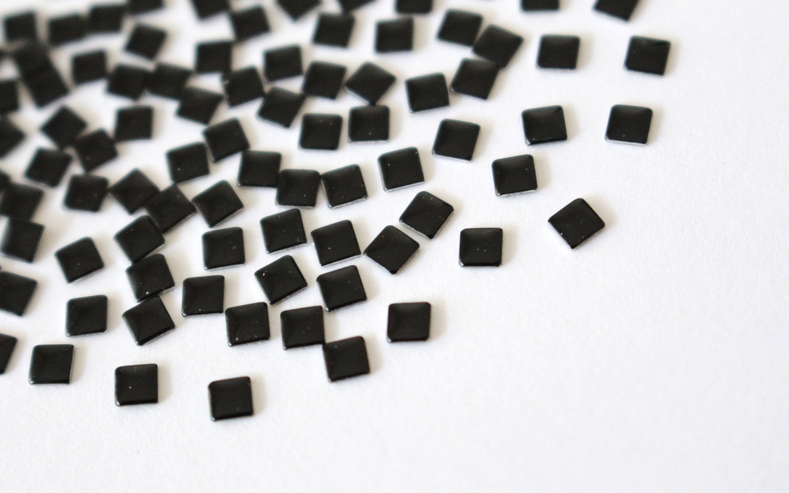 Blaszki Termo Hot-fix czarny 3x3 mm 100 sztuk