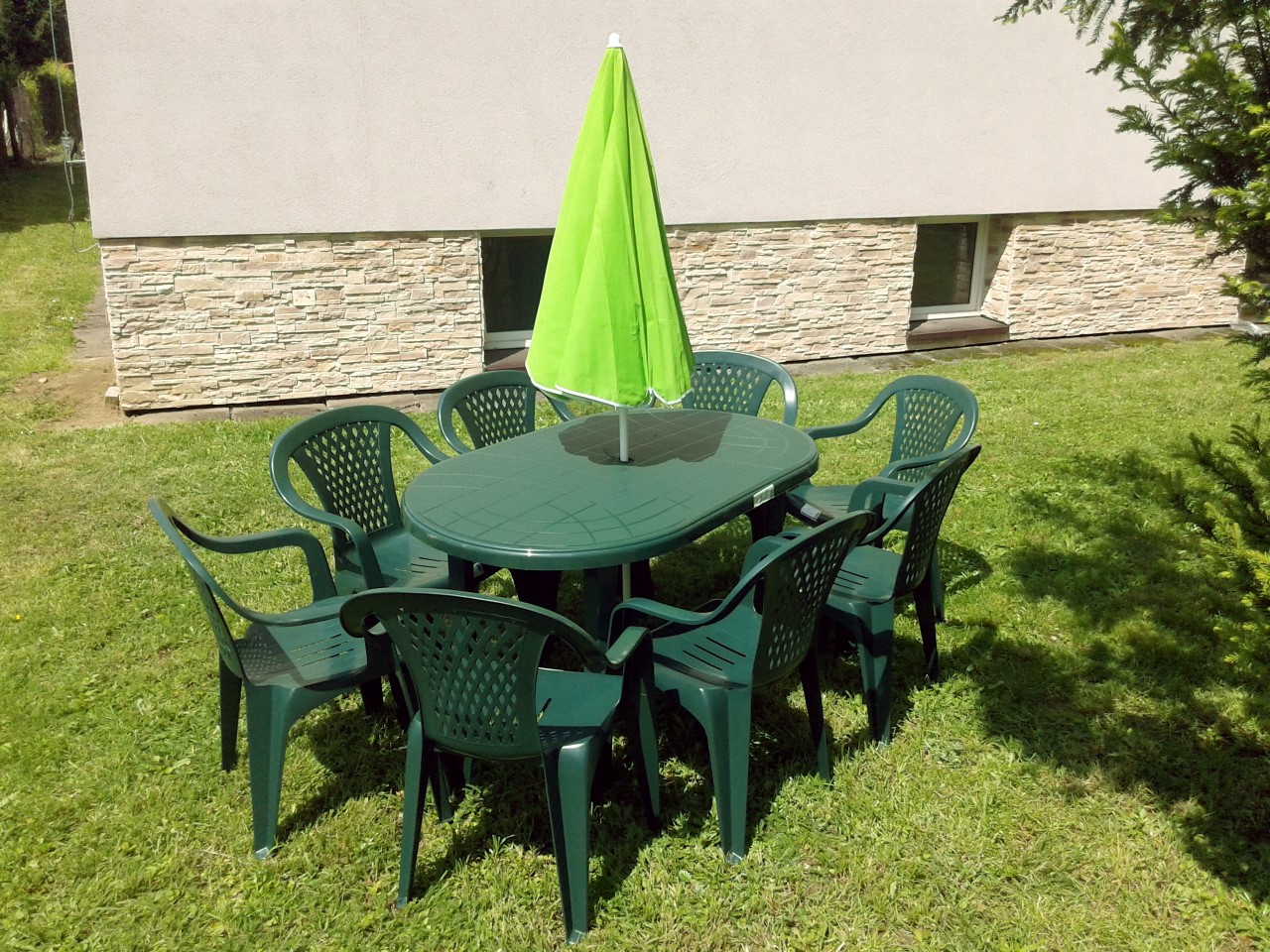 Пластиковый стол и стулья с зонтом
