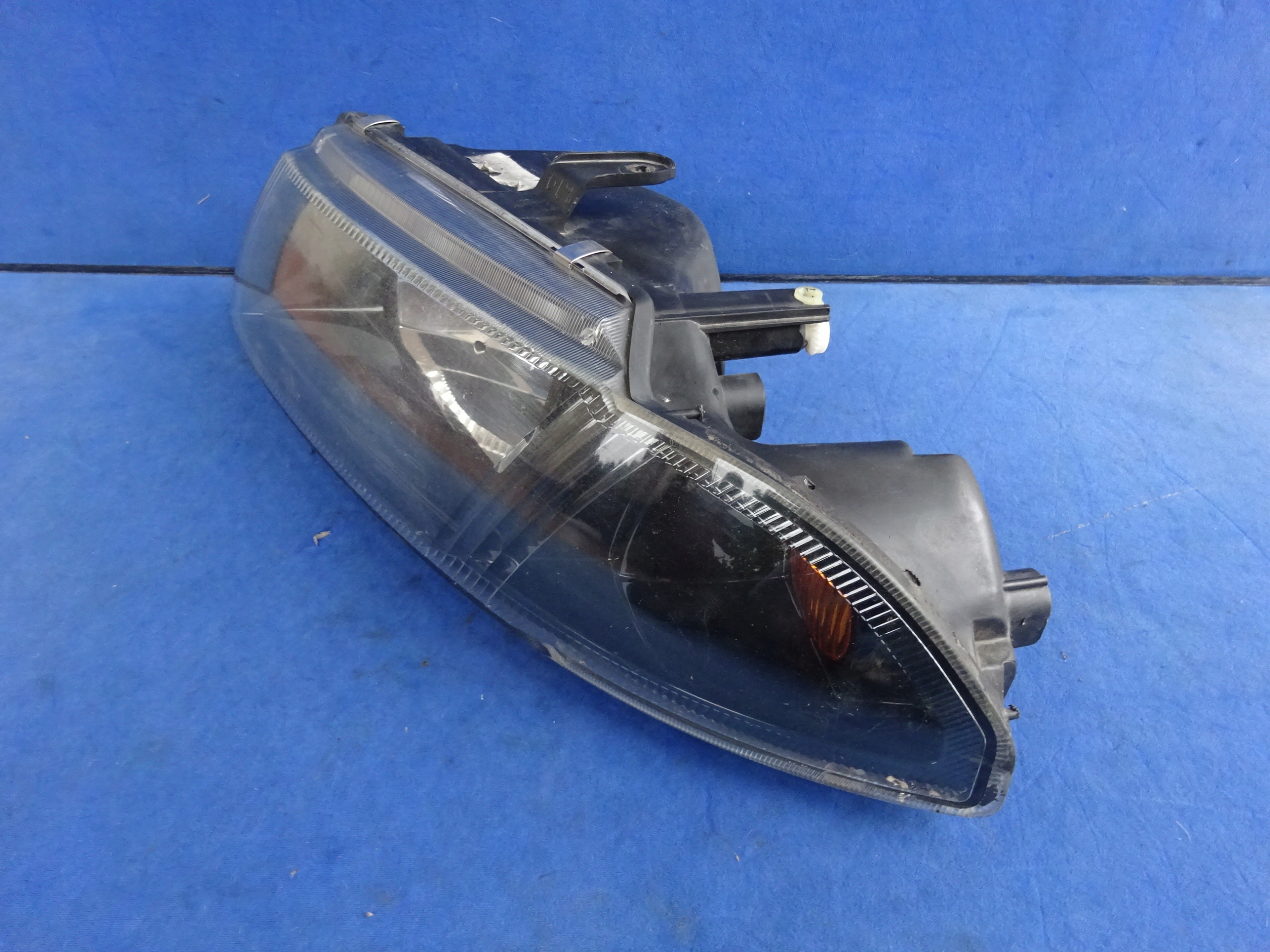 MITSUBISHI CARISMA 00- 2000- LAMPA REFLEKTOR LEWY Strona zabudowy lewa