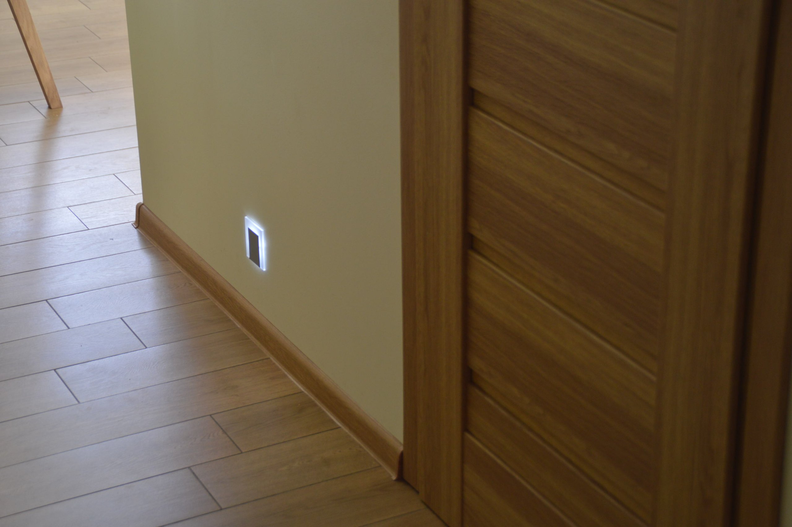 Lampka Oprawa na schody Schodowa Oświetlenie p60 Rodzaj schodowa