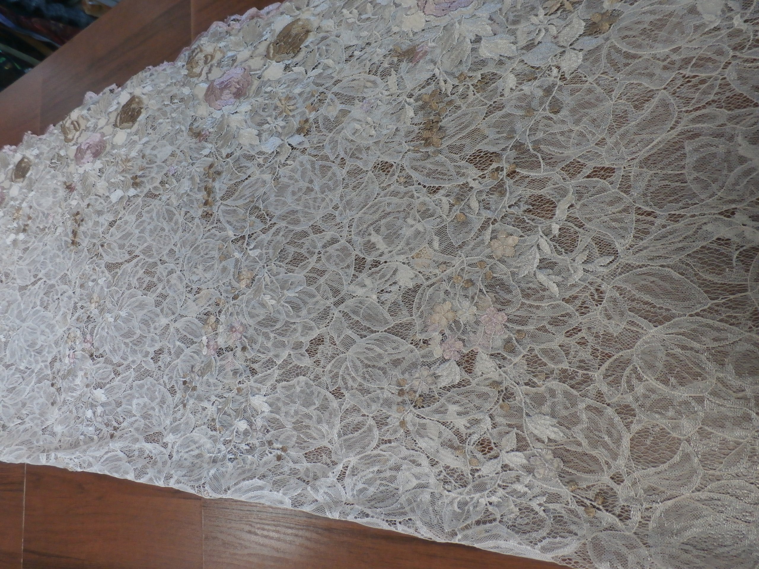 béžová gipiura s květinami