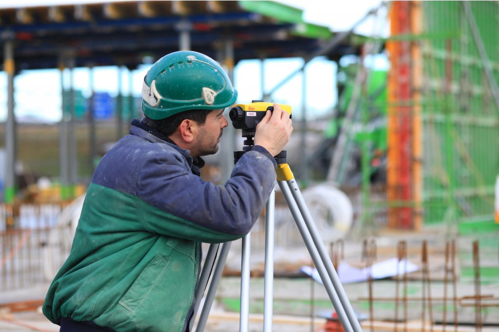 Precyzyjny niwelator optyczny Leica NA320 + akc Rodzaj niwelatora optyczny