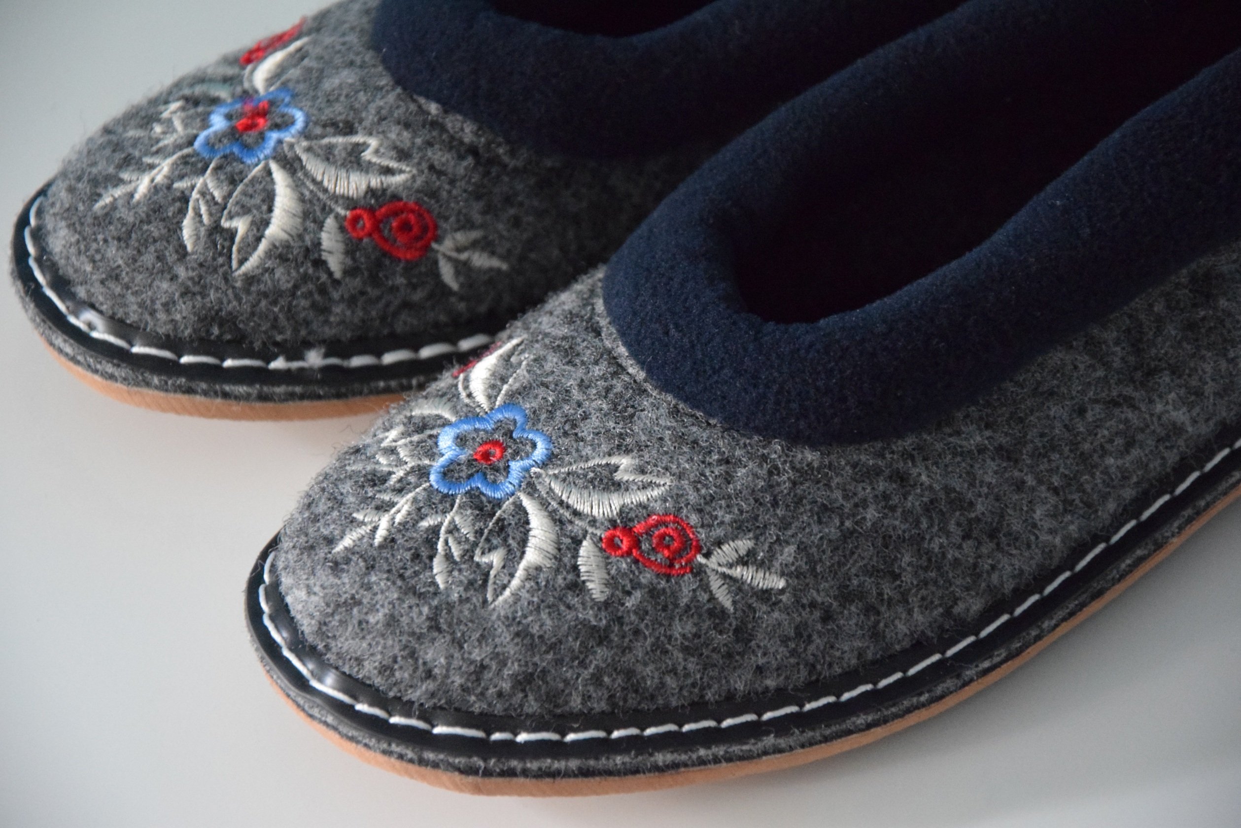 CIEPŁE BAMBOSZE FILCOWE DAMSKIE GÓRALSKI KAPCIE 36 Rozmiar 36