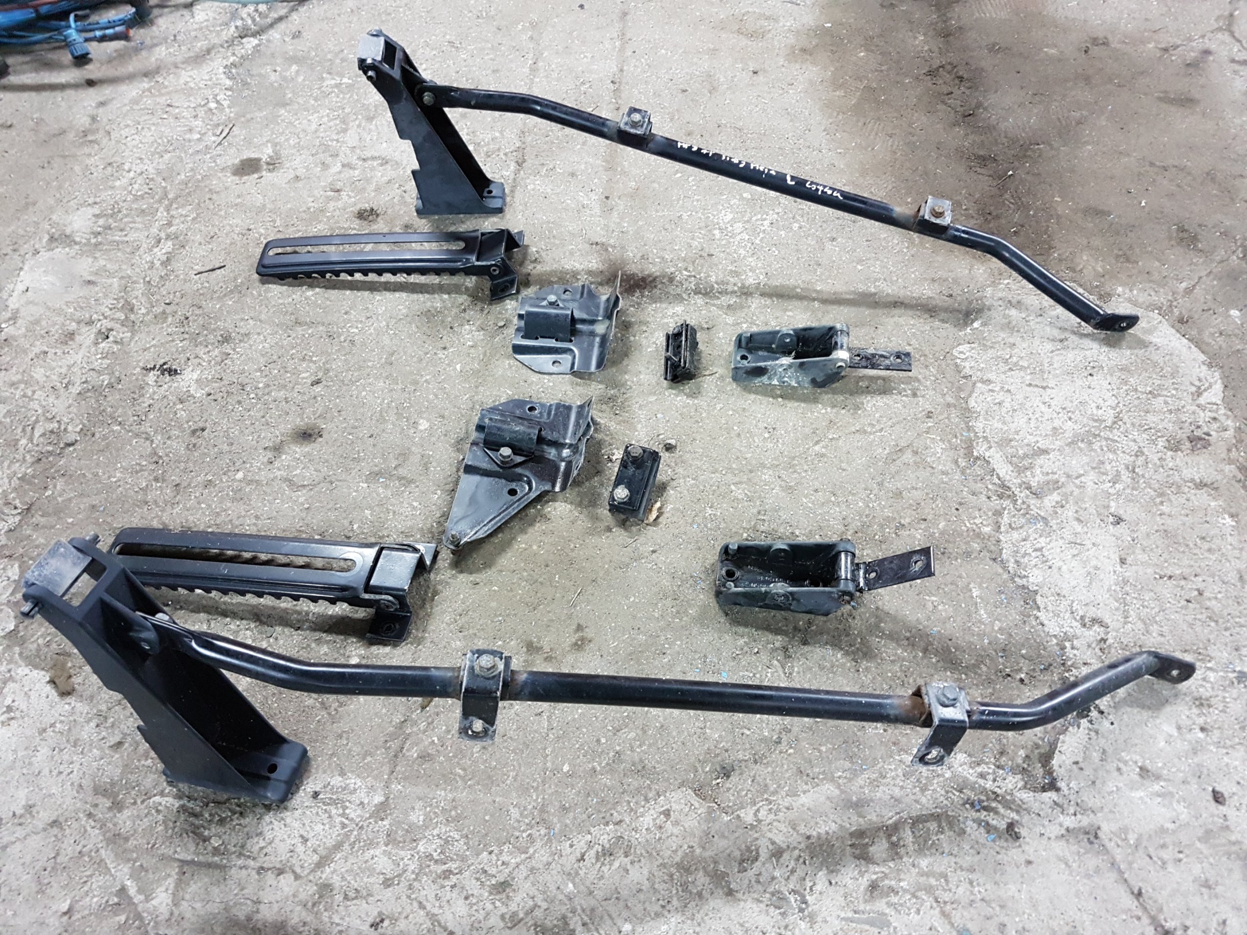 ACTROS СТІЙКА КРОНШТЕЙН КРІПЛЕННЯ СПОЙЛЕРА ОБТІЧНИКА