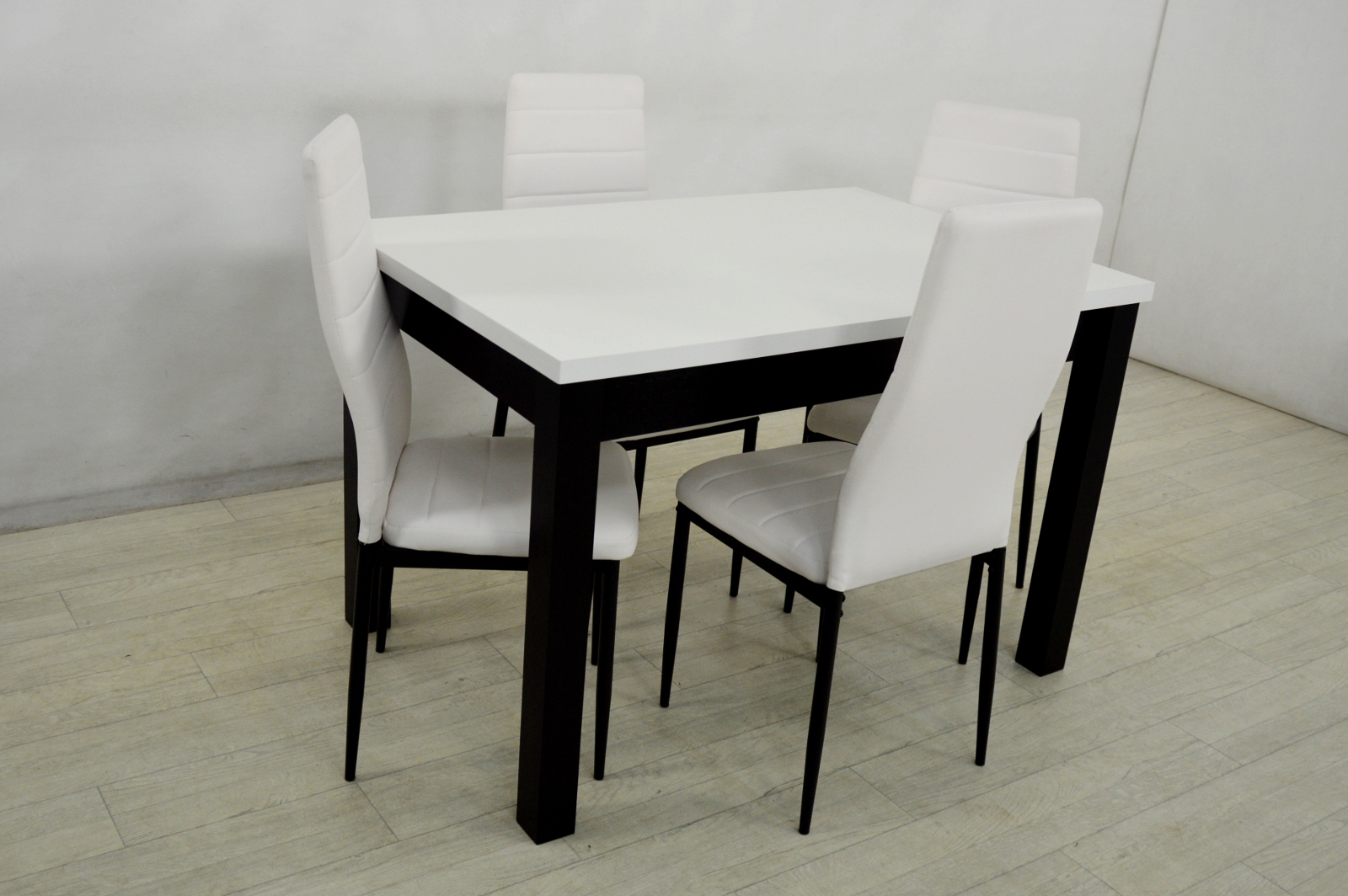 темный стол белые стулья
