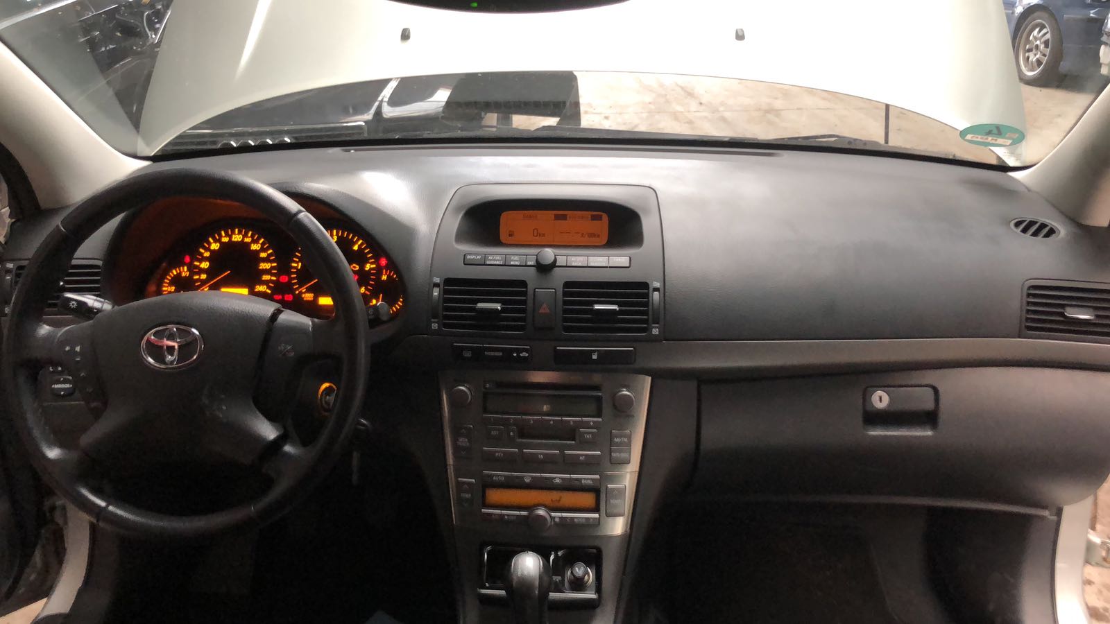 Toyota Avensis T25 deska konsola sensor napinacze