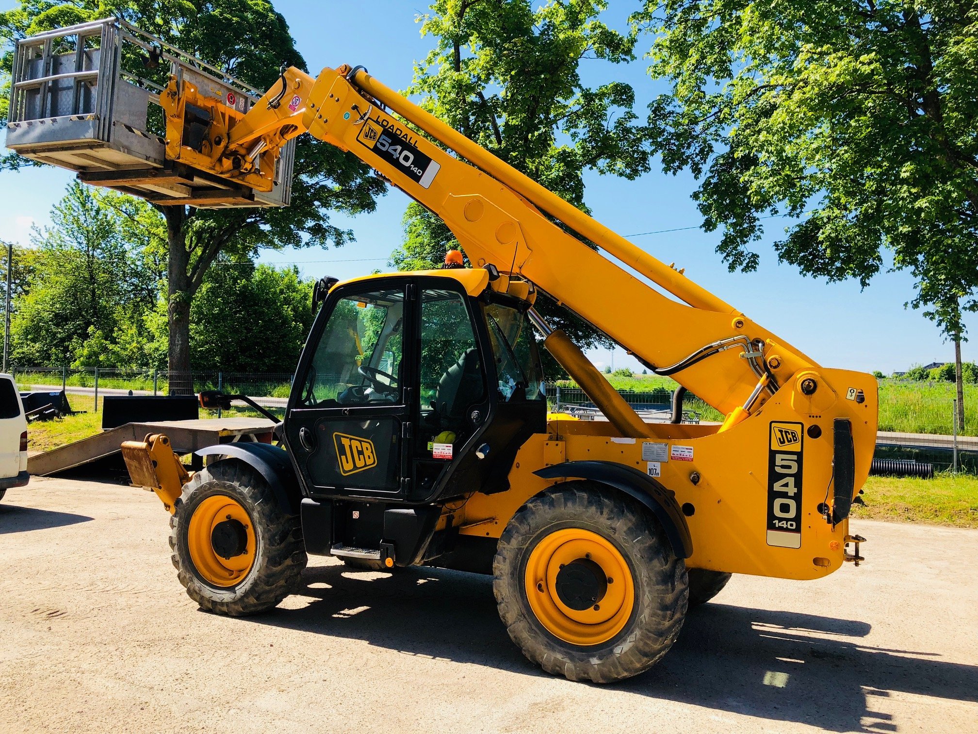 Телескоп погрузчик. JCB LOADALL 540-140. Телескопический погрузчик JSB 540-140. Погрузчик телескопический JCB LOADALL 540-140. JCB телескопический погрузчик 1740.