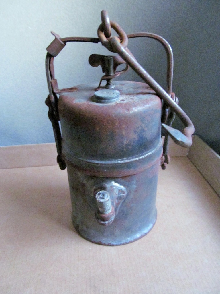 Stara lampa górnicza, karbidowa.