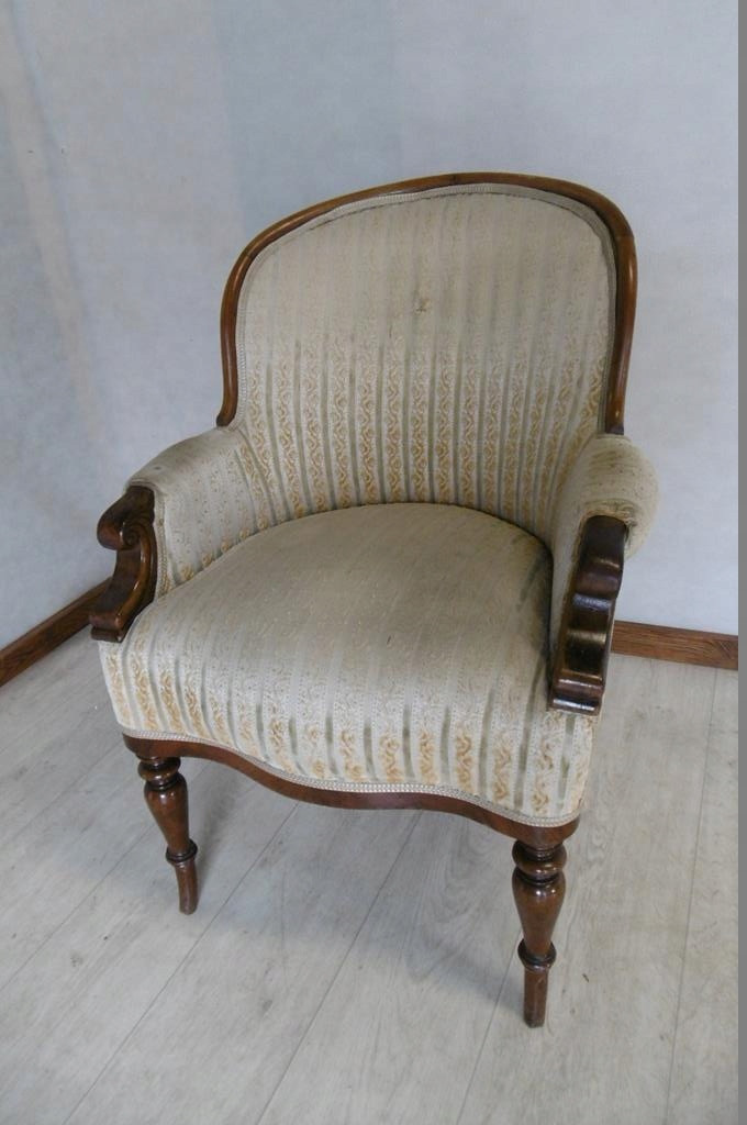 Klasycystyczny oryginalny fotel z epoki w orzechu.
