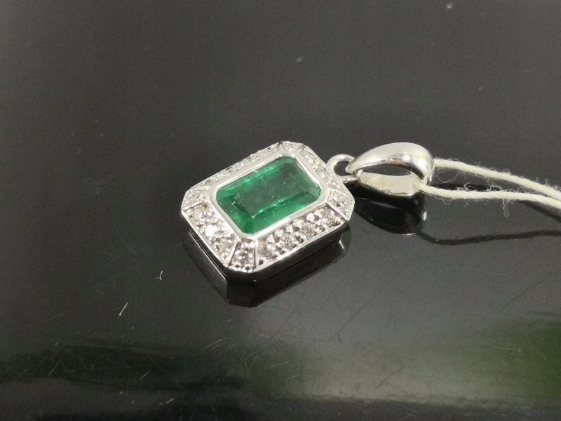 ZAWIESZKA SZMARAGD 0,55CT DIAMENTY 0,09CT APART