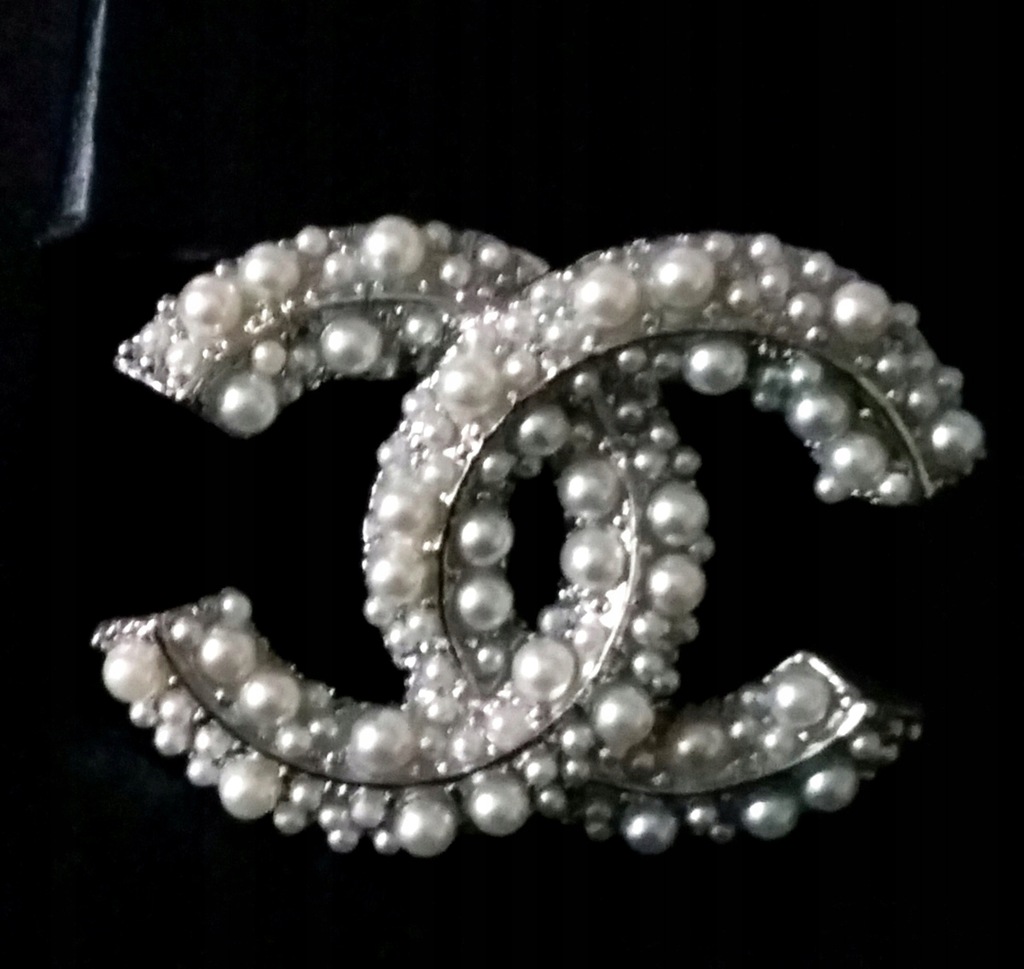 PEREŁKI EKSKLUZYWNA PIĘKNA BROSZKA CHANEL LOGO