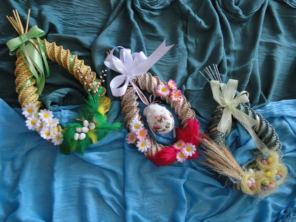Stroiki wielkanocne z wikliny papierowej 28 cm