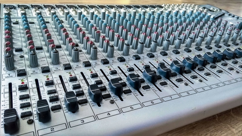 BEHRINGER SL2442FX-PRO アナログミキサー 専用ケース付き BEHRINGER SL2442FX-PRO アナログミキサー 専用ケース付き