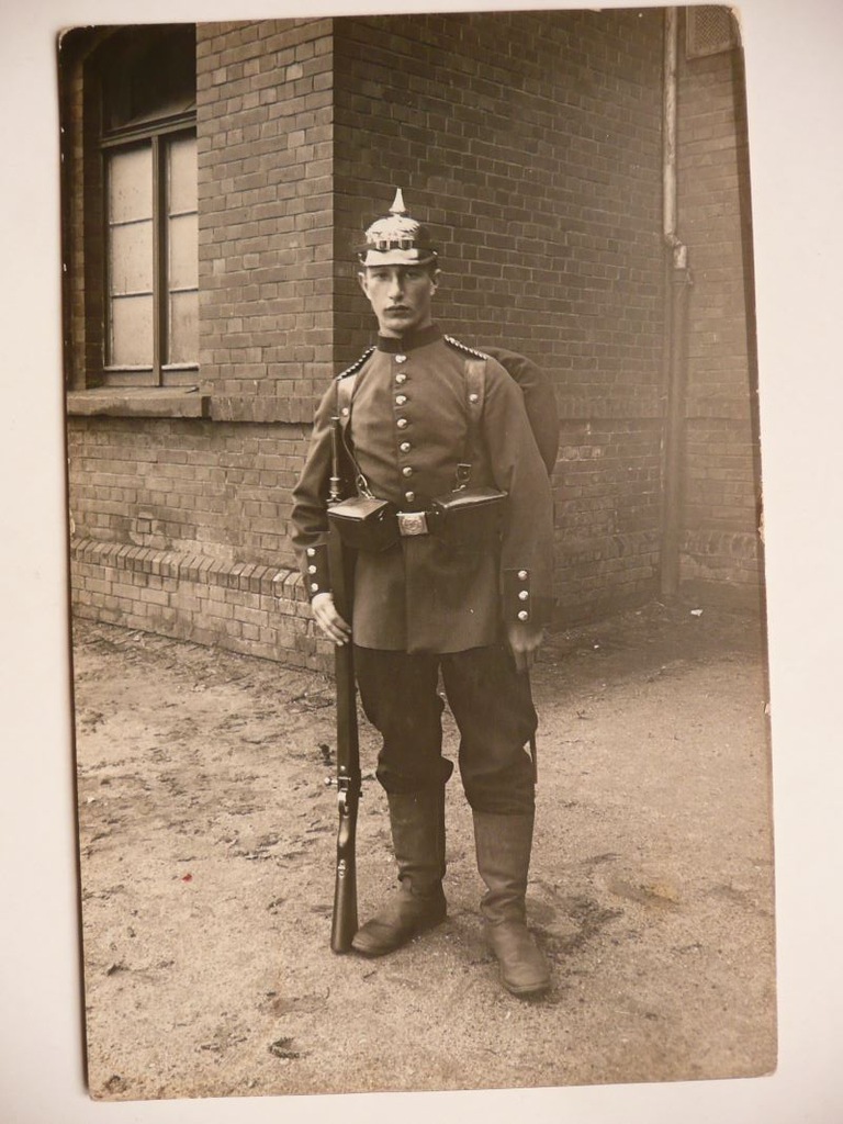 foto Żołnierz pruski z pikelhaubą karabin 1914