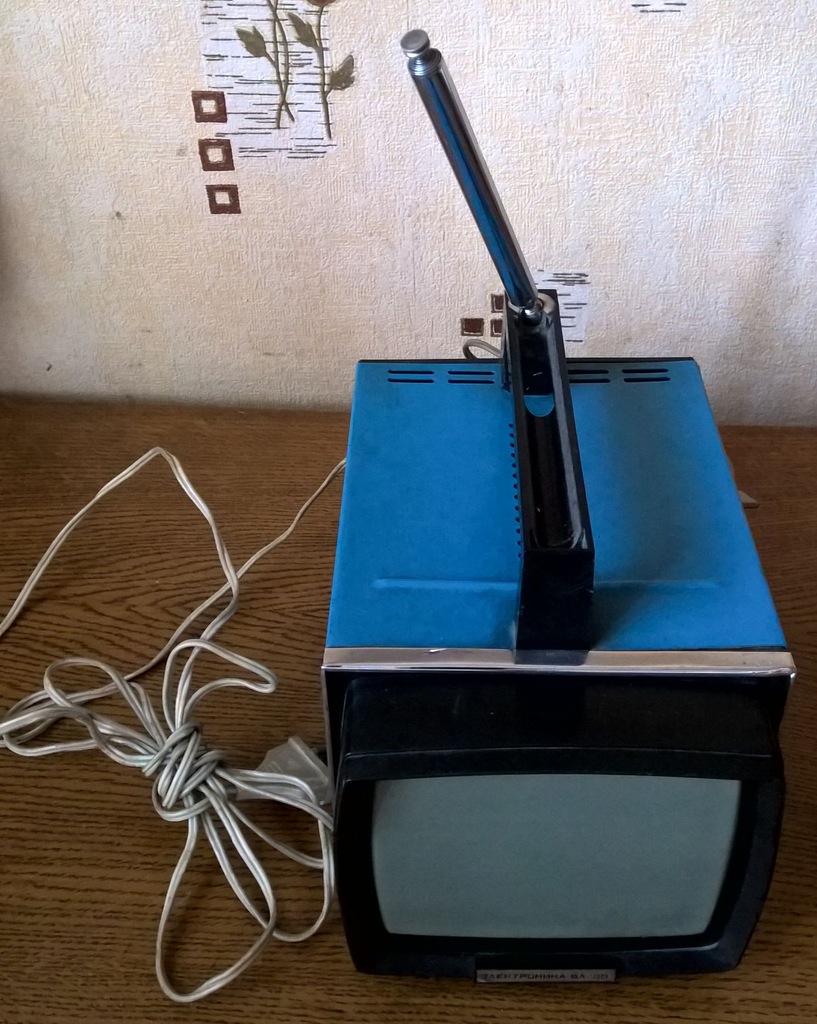 stary mały podróżny telewizor Elektronika WL 100