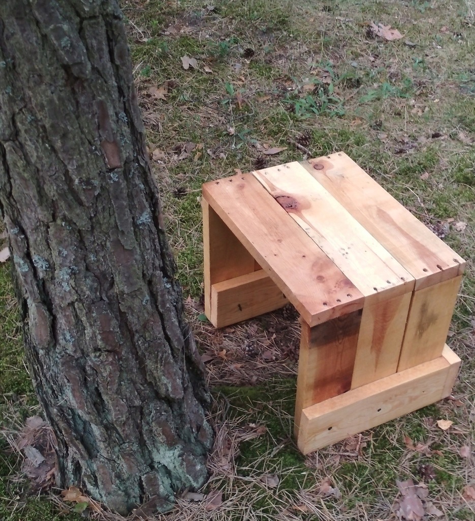 Mebel z drewna: taboret podnóżek do meble z palet