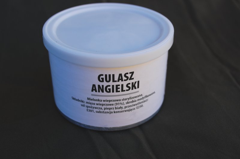 RACJA ŻYWNOŚCIOWA KONSERWA GULASZ ANGIELSKI + DŻEM
