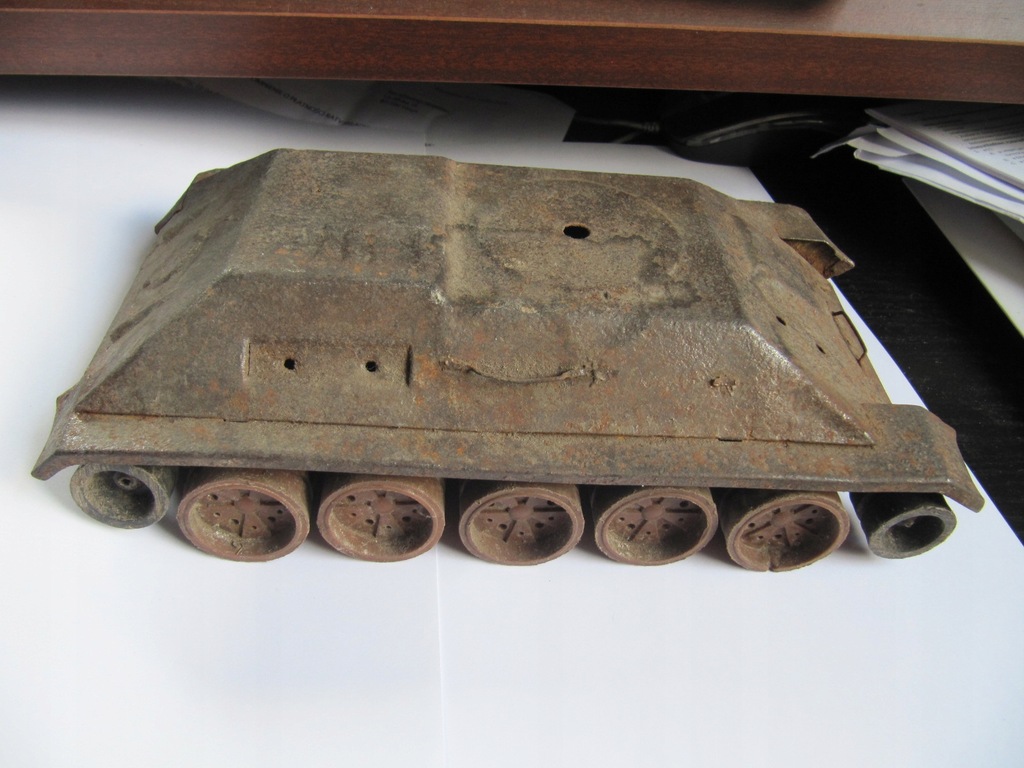 Stary kadłub czołgu T-34, metal, z czasów PRL
