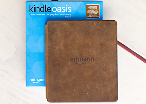 Czytnik eBook KINDLE OASIS z brązowym etui epub