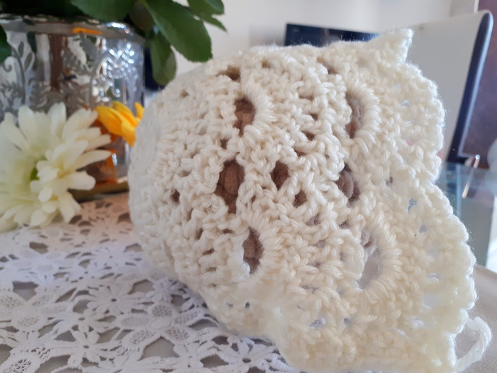 czapeczka bonetka na szydełku dla noworodka sesja
