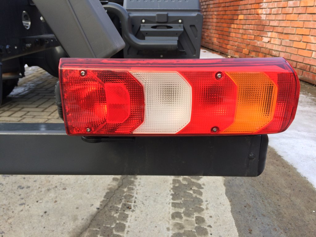 Задняя фара на мерседес атего. Фары на мерседес атего 815. Фары атего 2 hella. Фара atego левая. Габаритный фонарь мерседес аксор.