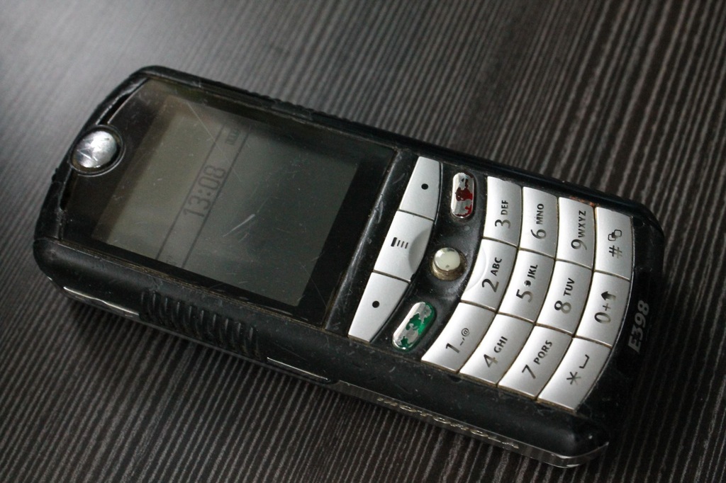 Telefon MOTOROLA E398 + nowa obudowa gratis !