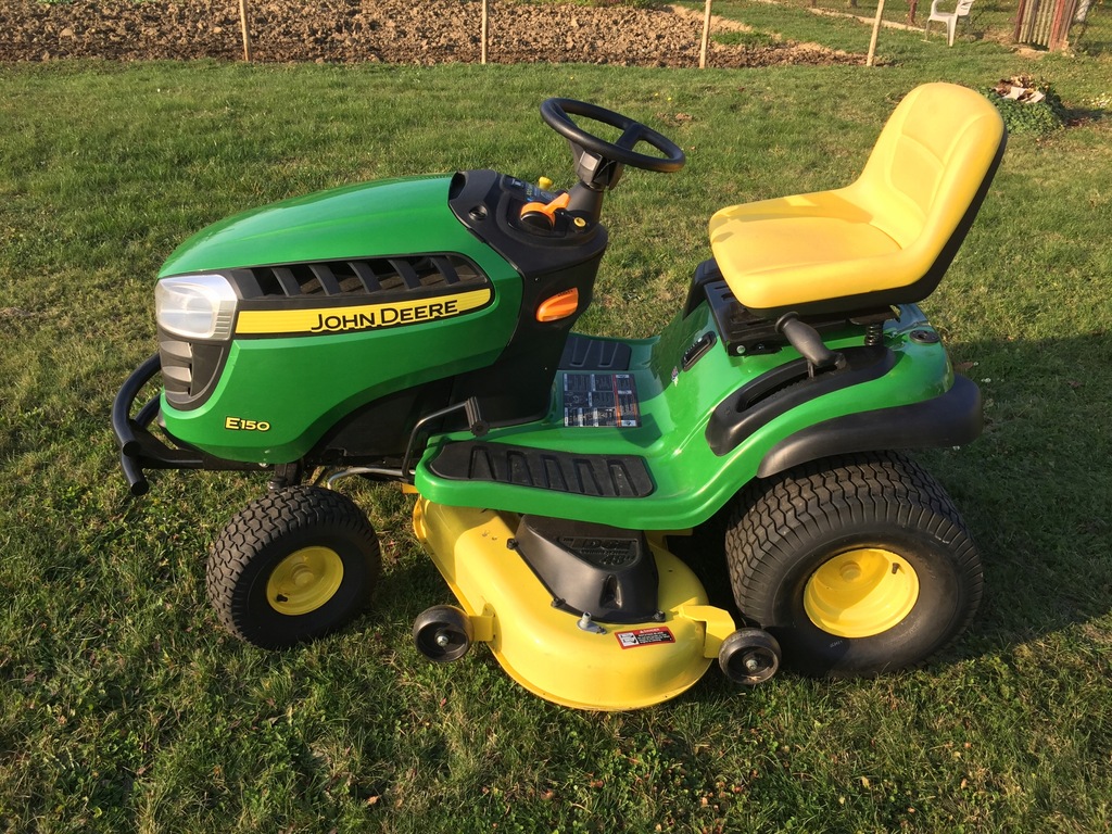 Traktorek ogrodowy JOHN DEERE E150 z ekspozycji