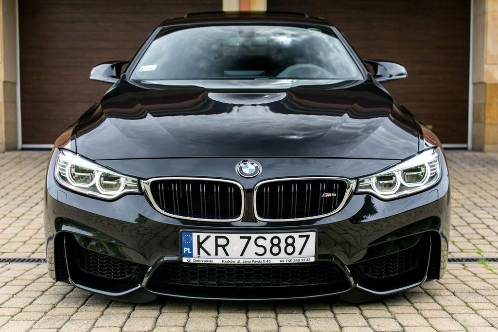 BMW M4. Akrapovic. Karbon.
