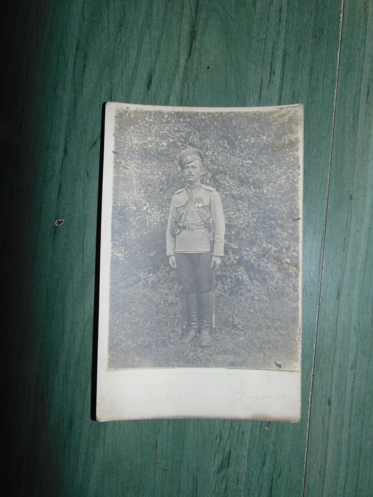 Zdjęcie carskiego żołnierza z szablą i pistoletem.
